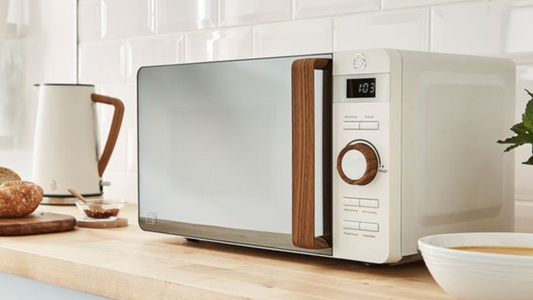 Desvendando o mito: aquecer comida no micro-ondas faz mal?