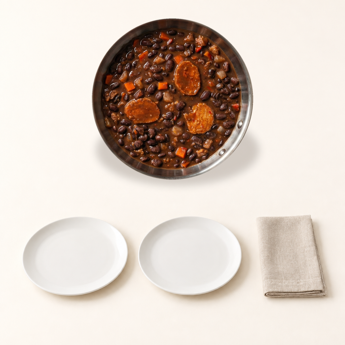 Pack Jantar a Dois Plantz com tacho de feijoada e dois pratos em fundo off-white
